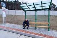 Kuriozita v Plzni na obchvatu za dvě miliardy: Křivá lavička! Nad zemí je jen 10 cm