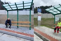 Zapeklitá lavička na okruhu v Plzni: Nejdříve nízko, nyní zase vysoko!