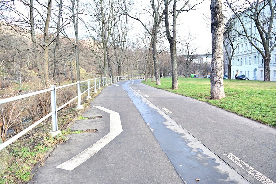 V Sekaninově ulici podél potoka Botič to vypadá už měsíce hrůzně. Na některých místech stojí polorozebrané lavičky, jinde po nich zbyly jen díry v zemi