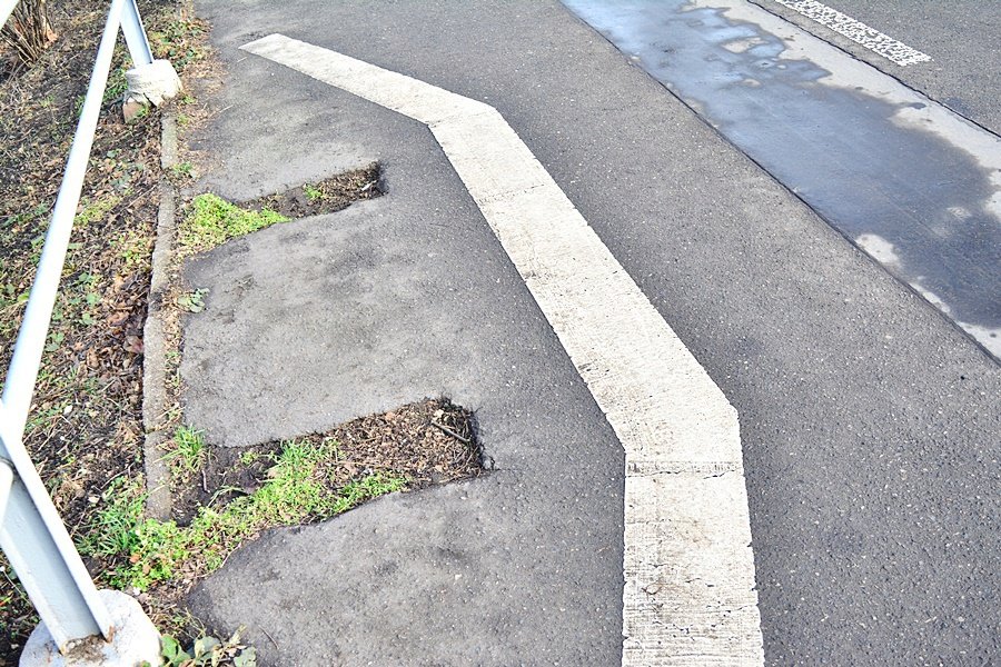 V Sekaninově ulici podél potoka Botič to vypadá už měsíce hrůzně. Na některých místech stojí polorozebrané lavičky, jinde po nich zbyly jen díry v zemi