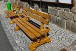 V Železné Rudě si vyrobili lavičky z kůrovcového dřeva.