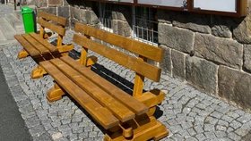 Nové lavičky v Železné Rudě: Z „nemocných“ smrků je vytesal v zimě místní nadšenec