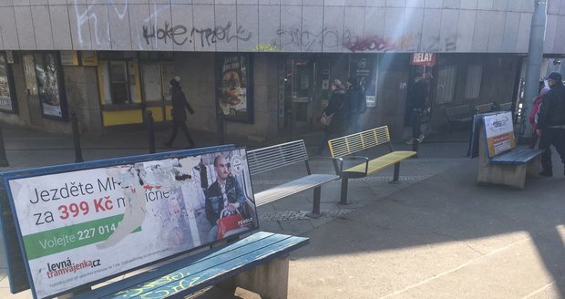 U metra Strašnická se vyskytují 3 typy laviček na 20 metrech čtverečních. Obyvatelé je kritizují.