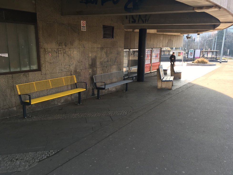 U metra Strašnická se vyskytují 3 typy laviček na 20 metrech čtverečních. Obyvatelé je kritizují.