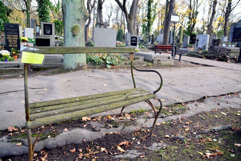 Olšanské hřbitovy chtějí modernu. Staré lavičky musí pryč