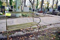 Olšanské hřbitovy plné shnilých laviček: Neonové papírky vyzývají majitele k odstranění