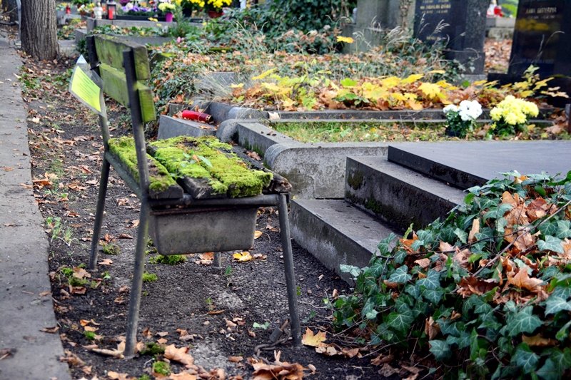 Olšanské hřbitovy chtějí modernu. Staré lavičky musí pryč.