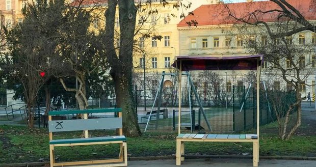 Lavičky ze „Sherwoodu" zmizely podruhé! Aktivisté je vyrobili pro zdejší bezdomovce