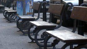 Praha vymění poničené lavičky, koše i stojany na kola. (ilustrační foto)