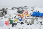 Obrovská lavina smetla na Everestu základní tábor