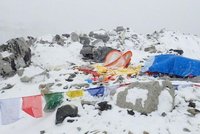 Zemětřesení strhlo lavinu na Everestu: 18 horolezců pohřbila zaživa
