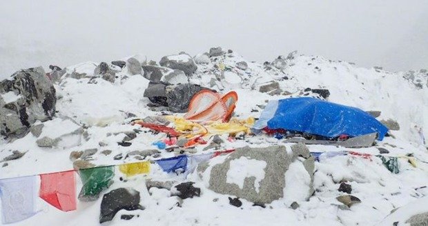 Zemětřesení strhlo lavinu na Everestu: 18 horolezců pohřbila zaživa