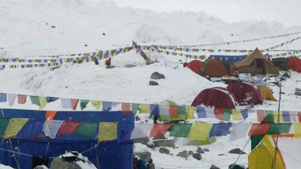 Lavina, kterou spustilo zemětřesení, smetla část základního tábora pod Everestem.