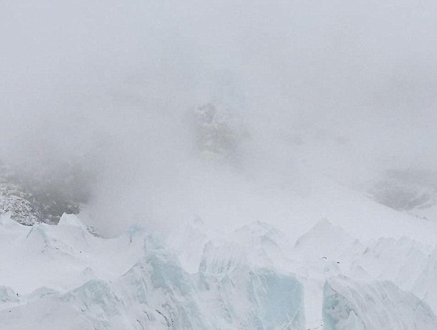 Obrovská lavina smetla na Everestu základní tábor.