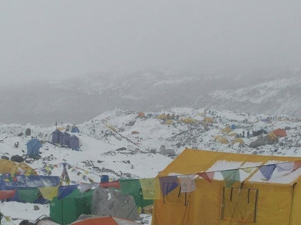 Obrovská lavina smetla na Everestu základní tábor.