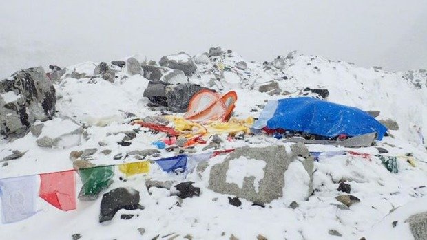 Obrovská lavina smetla na Everestu základní tábor