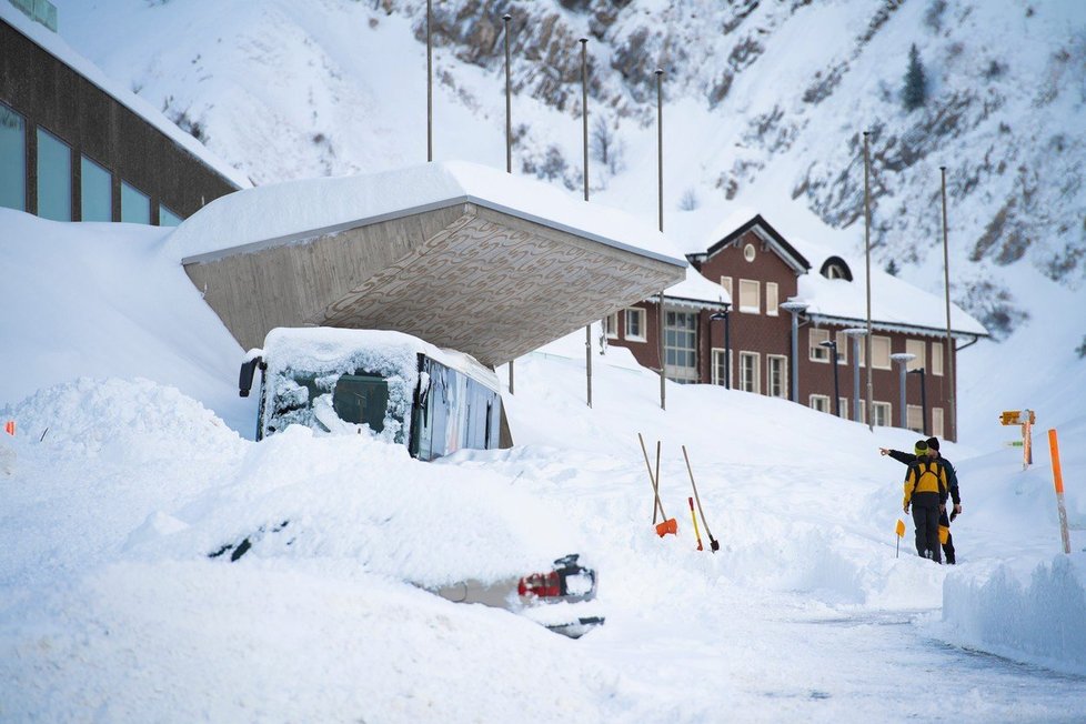 Lavina zasáhla hotel ve Švýcarsku.