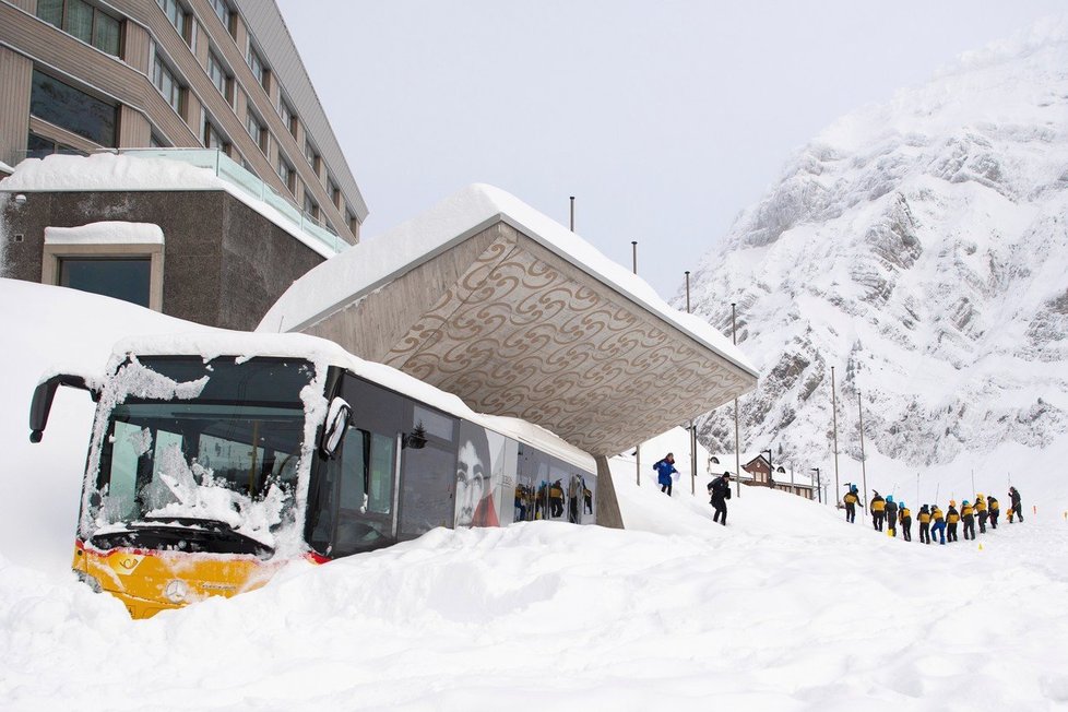 Lavina zasáhla hotel ve Švýcarsku.