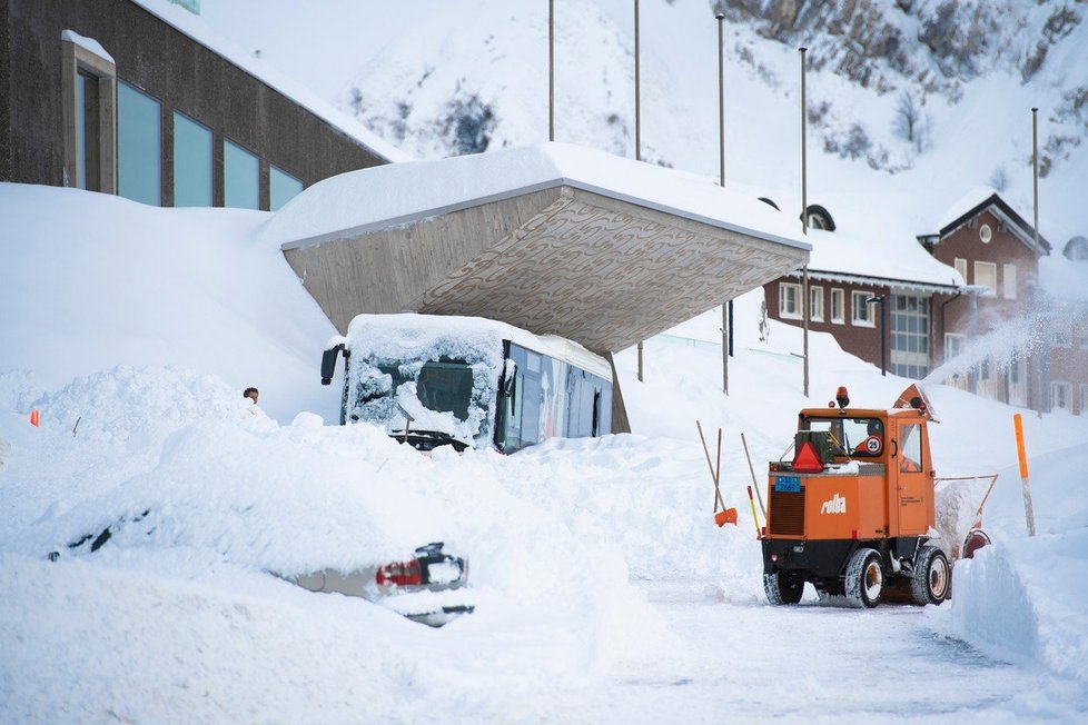 Lavina zasáhla hotel ve Švýcarsku.