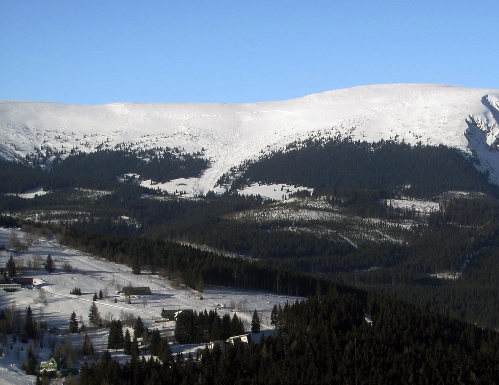 V oblasti Modrého dolu u Pece pod Sněžkou v Krkonoších spadla velká lavina.