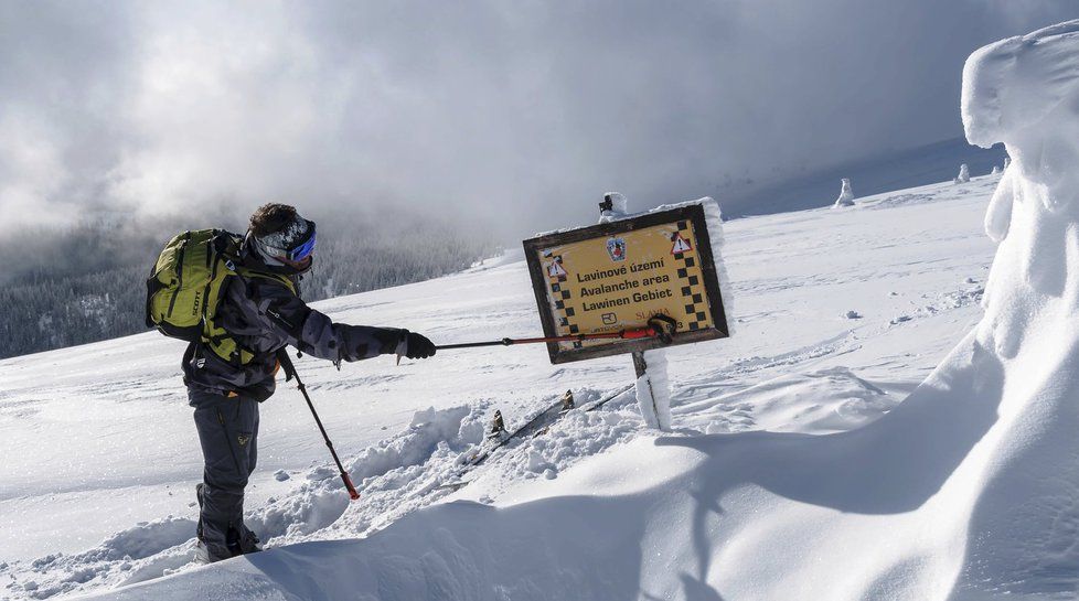 Nebezpečí lavin v Krkonoších po sněžení vzrostlo na druhý stupeň.