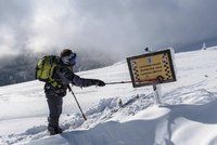 Pozor, v Krkonoších zvyšují riziko lavin. Na hřebenech je půl metru nového sněhu