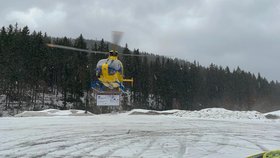 Vrtulník odletěl pro zraněnou ženu po pádu laviny v Krkonoších.