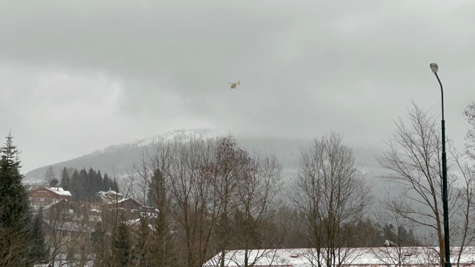 Vrtulník odletěl pro zraněnou ženu po pádu laviny v Krkonoších. Ta ale neštěstí bohužel nepřežila.