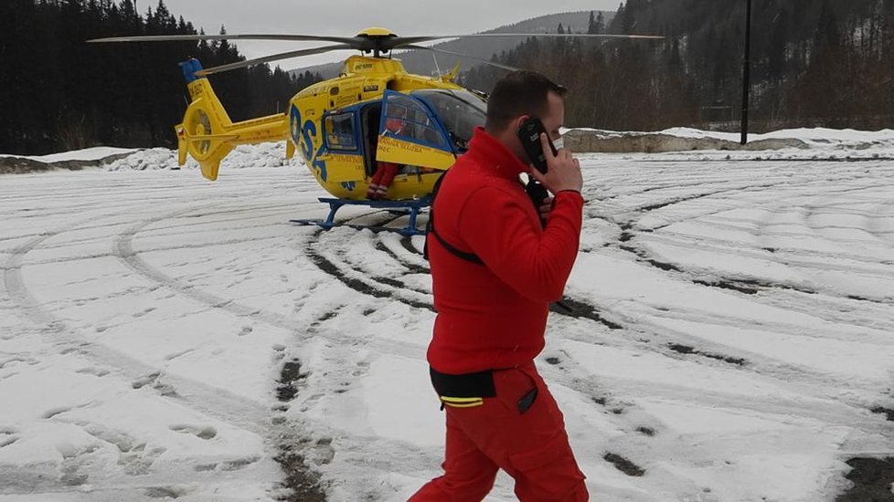 Záchranáři museli do akce kvůli lavinám v Krkonoších.