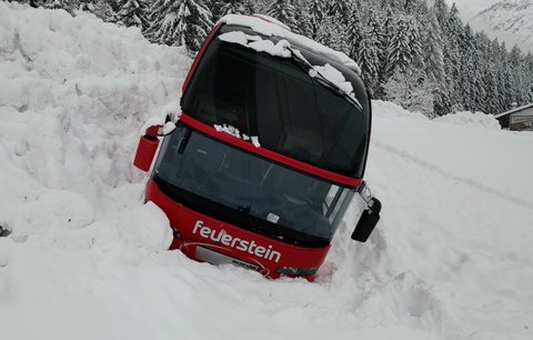 Čtyři mrtví pod sněhem, dva zranění Češi. Rakousko hlásí 200 lavin za týden
