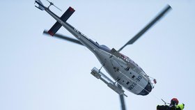 Helikoptéra odlétá s dvěma mrtvolami Čechů.