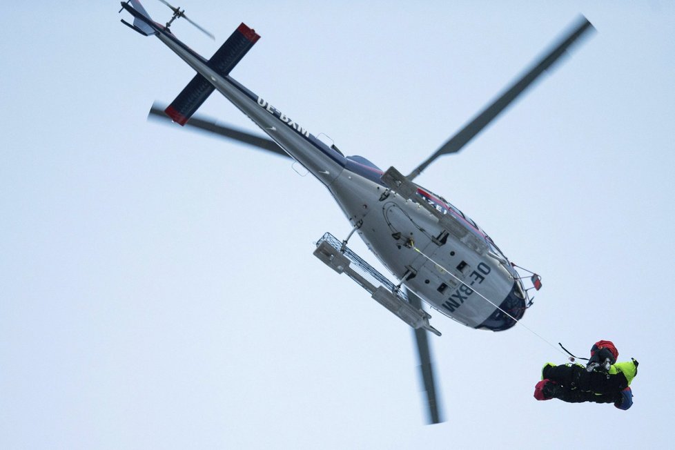 Helikoptéra odlétá se dvěma mrtvolami Čechů.