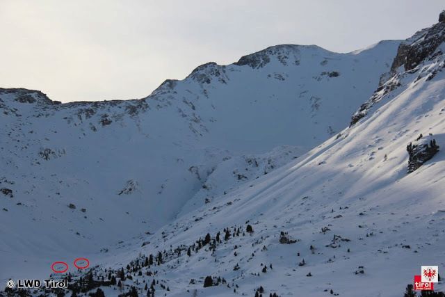 Tyrolská lavinová služba zachytila Čechy těsně před pádem laviny na fotografii.