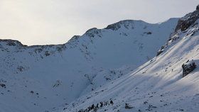 Tyrolská lavinová služba zachytila Čechy těsně před pádem laviny na fotografii.