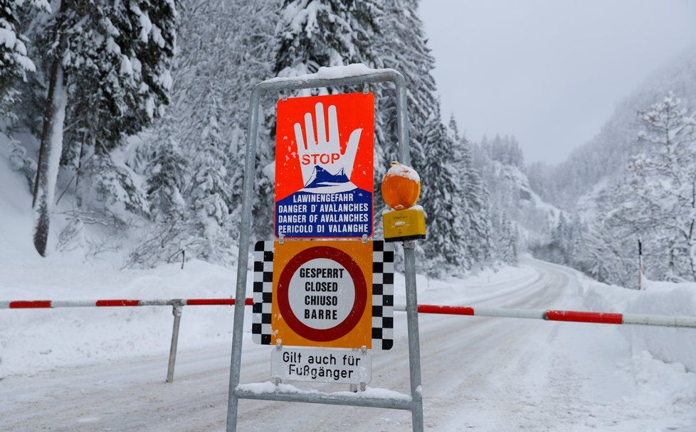 Nejméně jeden lidský život si dnes vyžádala lavina, která spadla v Rakousku v oblasti městečka Reutte nedaleko německých hranic. (ilustrační foto)