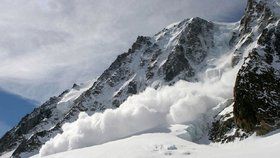 V italském středisku lavina zabila dva lyžaře, jednoho zranila (ilustrační foto).