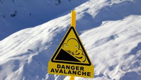 Lavina ve Švýcarsku zabila jednoho lyžaře, tři lidé se pohřešují. (Ilustrační foto)