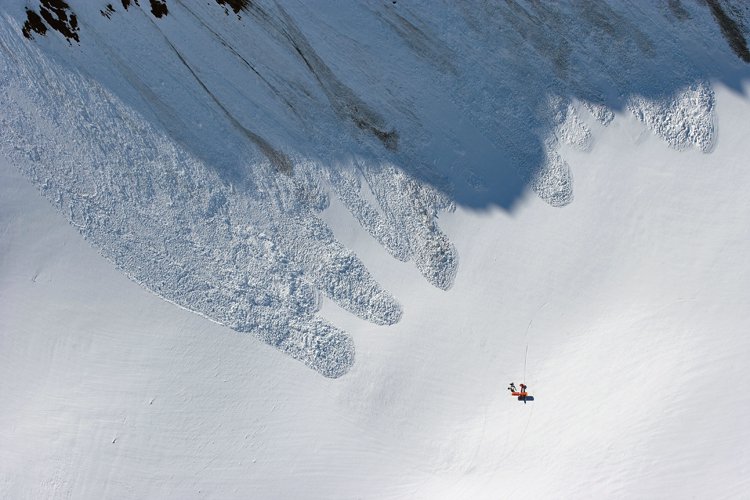 Přistání přímo pod lavinovými jazyky stěny Haydon Peak