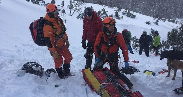 V Krkonoších se utrhla lavina: Zavalila muže (41), transportovali ho vrtulníkem do nemocnice