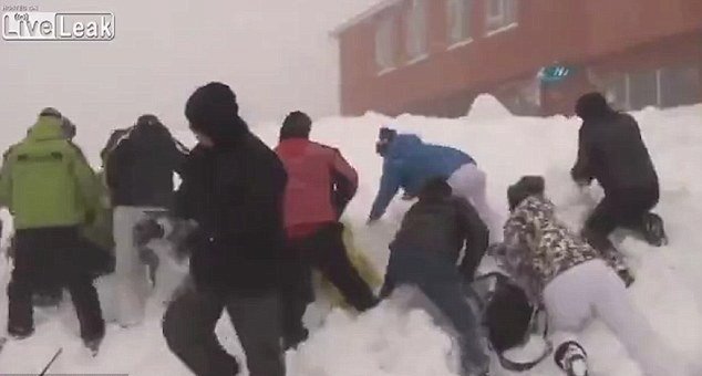 Ostatní lyžaři se vydali zavaleným na pomoc.
