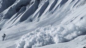 Tři španělské lyžaře zabila lavina ve švýcarských Alpách nedaleko lyžařského střediska Fiescheralp, zbývající dva členové zasypané skupiny utrpěli lehká zranění a záchranářům se je podařilo dostat do nemocnice