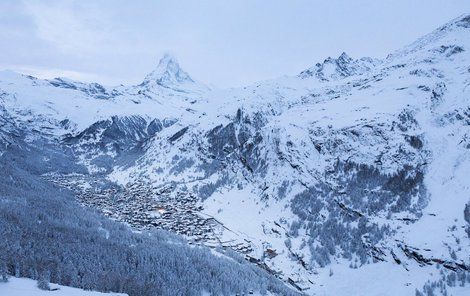 Nebezpečí lavin a přívaly sněhu ochromily železniční tratě i silnice v okolí švýcarského zimního střediska Zermatt .