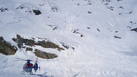 Tři španělské lyžaře zabila lavina ve švýcarských Alpách nedaleko lyžařského střediska Fiescheralp, zbývající dva členové zasypané skupiny utrpěli lehká zranění a záchranářům se je podařilo dostat do nemocnice