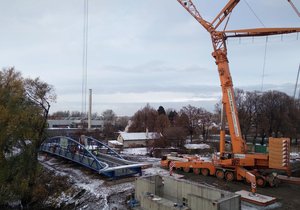 Na osazení lávky na opěry měli dělníci vyčleněnu půl hodinu, následujících pět hodin trvala korektura správného umístění a vyvažování konstrukce do správné polohy.