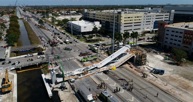 Nová lávka se zřítila na rušnou třídu. Záchranáři zatím nalezli šest mrtvých