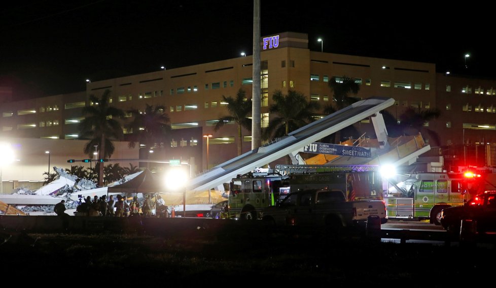 Zřícení lávky na univerzitě v Miami si vyžádalo mrtvé a zraněné.