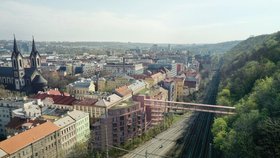 Karlín s vrchem Vítkov propojí nová lávka: Povede nad tratí, vyjde takřka na 70 milionů