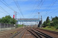 Český Těšín zboural lávku, odřízl sidliště od centra: Lidé chodí přes koleje!