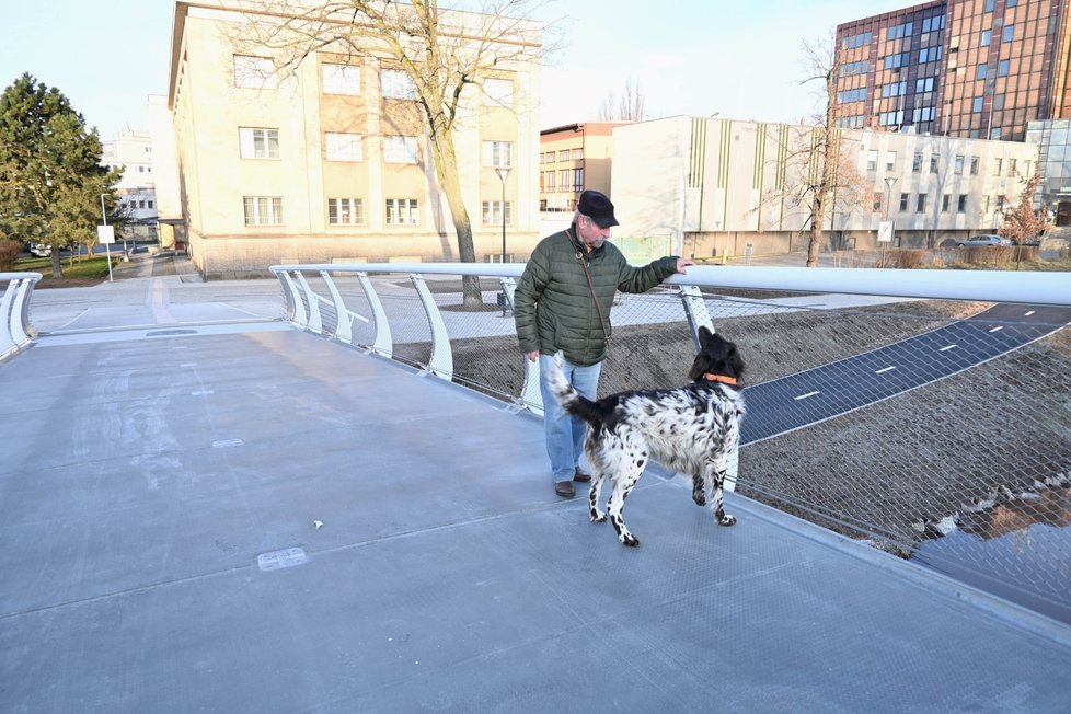 Pán s pejskem se při zjištění, že lávka klouže, držel raději při jejím okraji u zábradlí