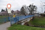 Cyklisté zákaz neřeší a pěší se na lávce ve více lidech nebojí. Maximální povolený počet je 10 lidí.